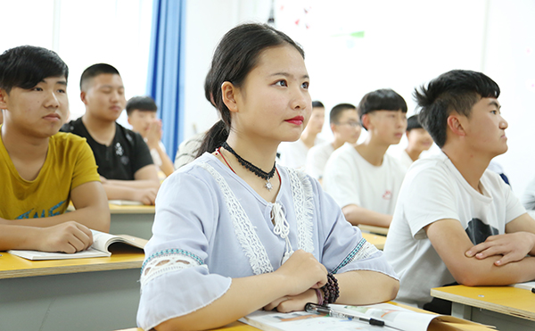  初中毕业女生到兰州技校学什么专业好？