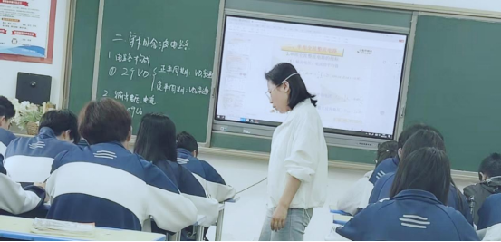以匠心育桃李用微光照远途