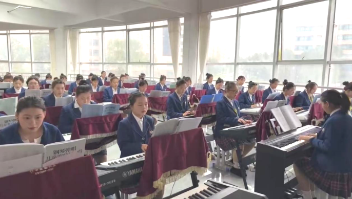 校园文字拼图・讲台边语 | 琴键与裙摆里，她们的青春正发光