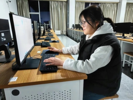 校园文字拼图・课桌旁札 | 代码与青春齐飞，校园共梦想一色